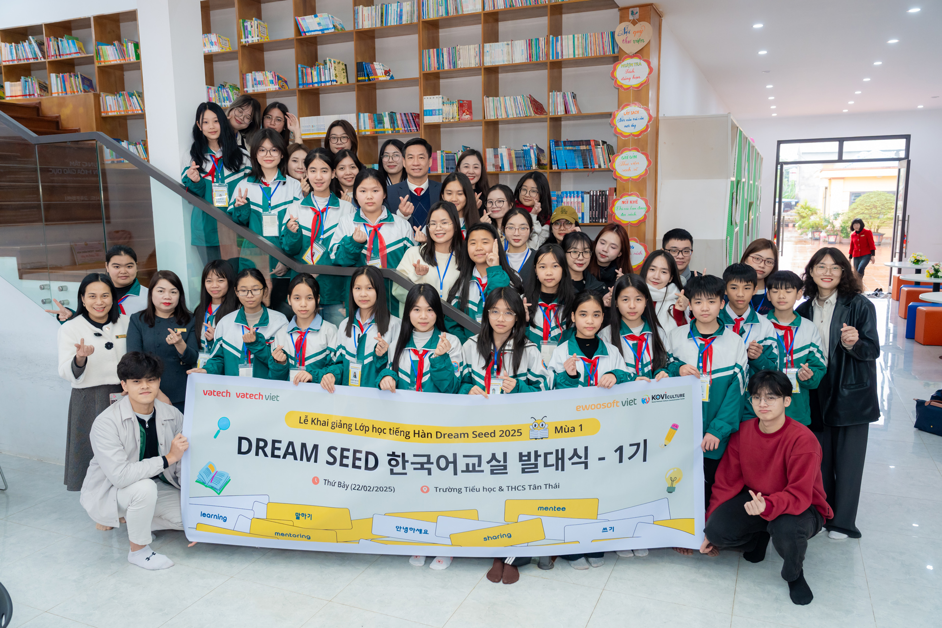 1.-베트남-다이뜨현-딴따이-중학생-대상의-한국어-교육-프로그램참여자들이-22일-개강식에-모였다.이는-글로벌-의료기기-전문기업-바텍-산하-베트남-법인들이-참여한-CSR-사업이다.jpg